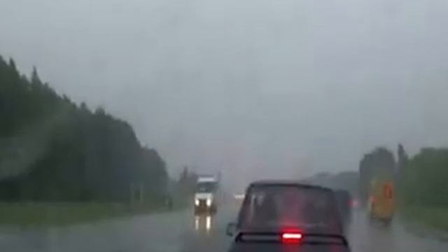 Мать с дочкой выжили после удара молнии в Омске смотреть онлайн