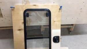 Прицеп капля своими руками. Сделал дверь. #автодомсвоимируками #автодом #прицепдача #кемпер