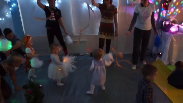 Елка CityKids Светящиеся помпоны смотреть онлайн