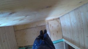 Выравниваем деревянный пол фанерой в 2 слоя.