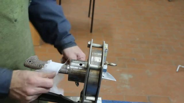 обработка рукояти ножа в тисках ножедела смотреть онлайн