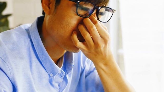 Впервые придя домой к нему, девушка увидела на столе фото своей мамы в чёрной рамочке, а позже… смотреть онлайн