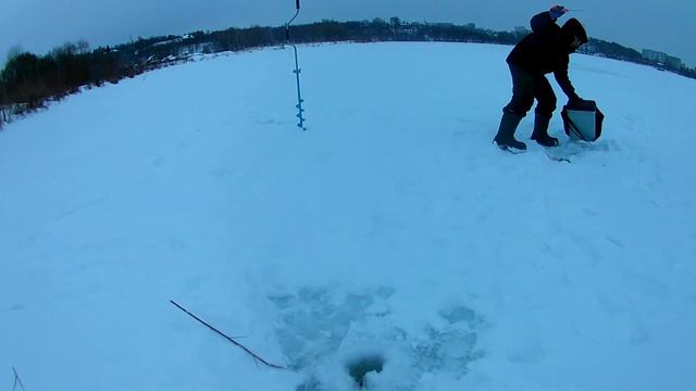 Поиск и ловля окуня на спортивную блесну смотреть онлайн