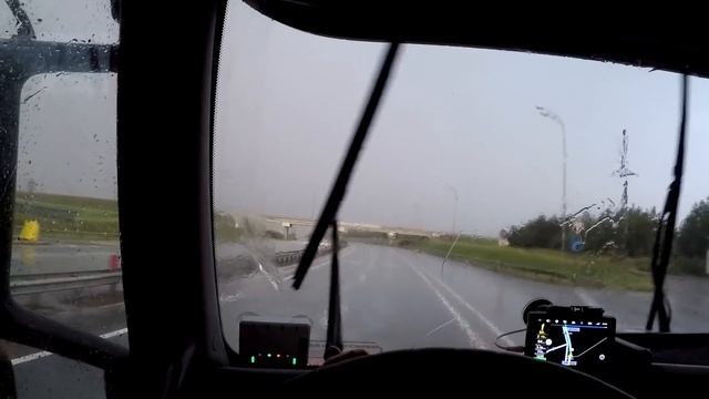 Попал под ураган, фуру сдувает ветром смотреть онлайн