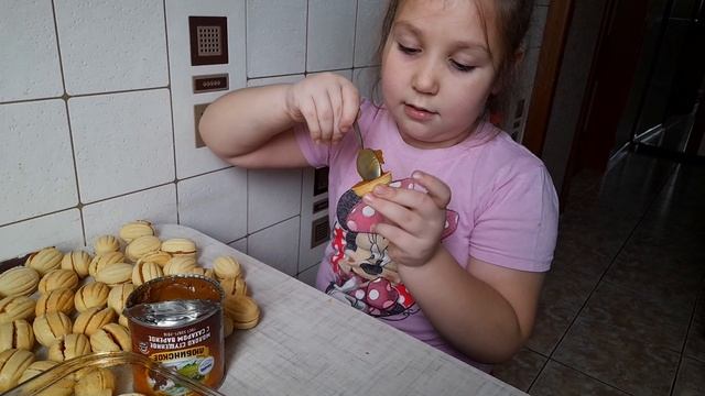 ПРИГОТОВИЛА ОРЕШКИ СО СГУЩЕНКОЙ!!! МММ... смотреть онлайн