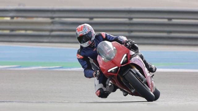 2022 Ducati Panigale V4 S First Ride Review | Ultimate Motorcycling смотреть онлайн