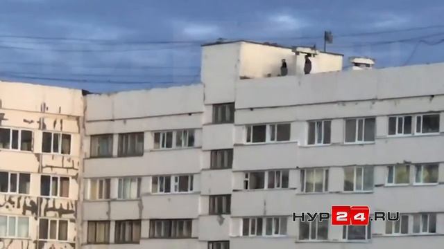 В Новом Уренгое пьяные мужчины устроили пьяные танцы на крыше восьмиэтажного дома смотреть онлайн