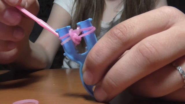 Плетение браслета из резинок | Французская коса смотреть онлайн