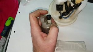 Mitsubishi Pajero 4 , 6G72 , замена топливного фильтра .