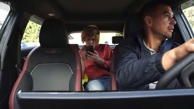 КАК РОДИТЕЛИ ЗАБИРАЮТ ДЕТЕЙ ИЗ ШКОЛЫ смотреть онлайн