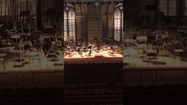 Скрипач играет в пустом зале 🎻 Violinist plays in an empty hall смотреть онлайн
