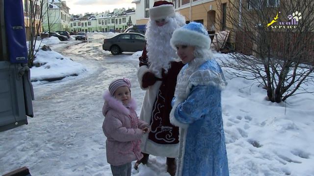 Дед мороз приехал на оленях к новым русским