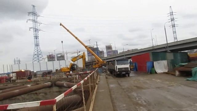 Автокран Liebherr LTM 1045 поднимает груз. Работа автокрана 45 тонн смотреть онлайн