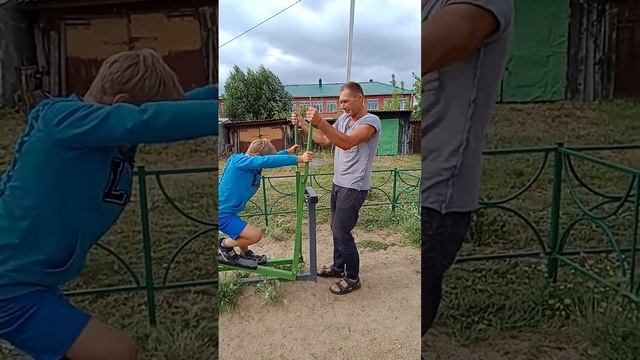 Борьба рук и ног. Уличный тренажёр можно использовать для тренировки рук смотреть онлайн