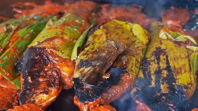 Unique BBQ！Grilled Fish in Banana Leaf, Fried Squid (Manta Ray, Sea Bass)/芭蕉葉辣烤魚,烤魷魚,魟魚－Street Food смотреть онлайн