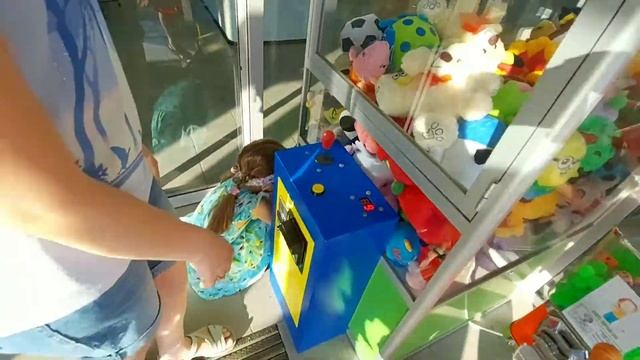 Достали игрушку из автомата хваталка игрушек смотреть онлайн