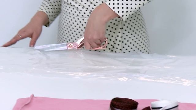 Как сделать выкройку спортивных брюк из трикотажа с готового изделия? Раскрой, сметывание и примерк смотреть онлайн