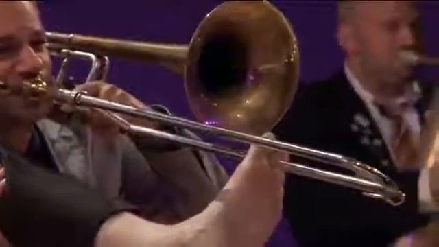 Brass band multitasker. [VIDEO] смотреть онлайн
