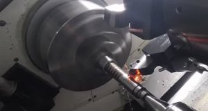 Протачиваю калёные детали на оправке.