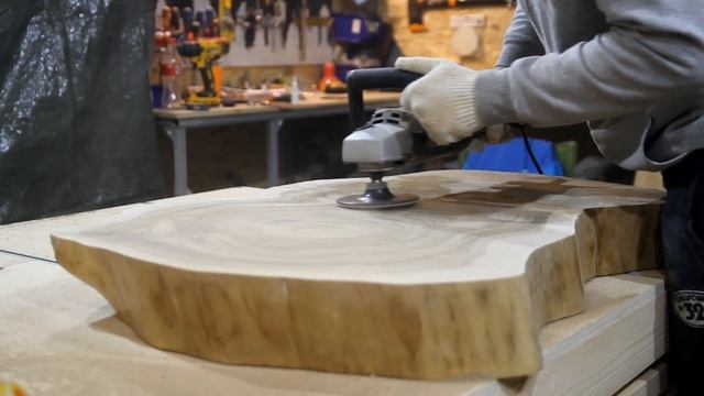 ЖУРНАЛЬНЫЙ СТОЛ ИЗ МАССИВА ОРЕХА | DESMASSIVE | смотреть онлайн