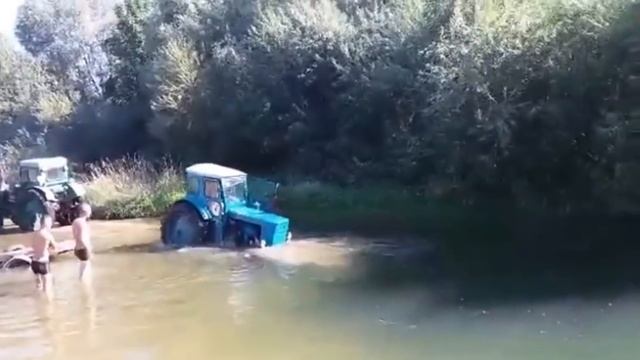 ЖЕСТКАЯ эксплуатация тракторов . Crazy Russian Drivers смотреть онлайн