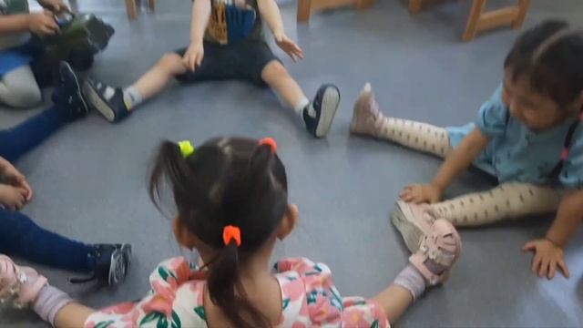 Моменты одного дня в младшей разновозрастной группе "Кунчээн" смотреть онлайн