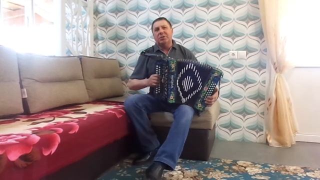 Вишня белоснежная цветёт