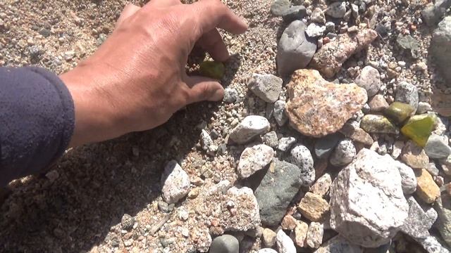 Устал находить жёлтые камни среди камней. Tired of finding yellow stones among stones. смотреть онлайн