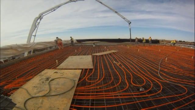 Бетонирование крыши высотного здания с помощью автобетононасоса смотреть онлайн