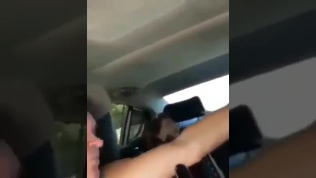 Жестокая драка пенсионерок в машине смотреть онлайн