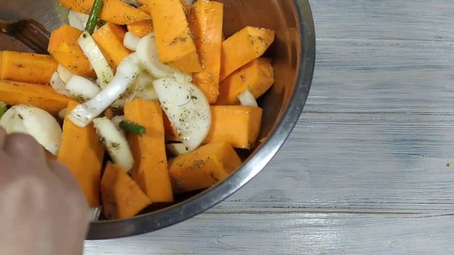 Вкуснейшая ЗАПЕЧЕНАЯ ТЫКВА с беконом на луковой подушке! смотреть онлайн