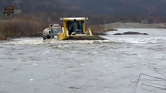 Бульдозер тянет КамАЗ через реку смотреть онлайн