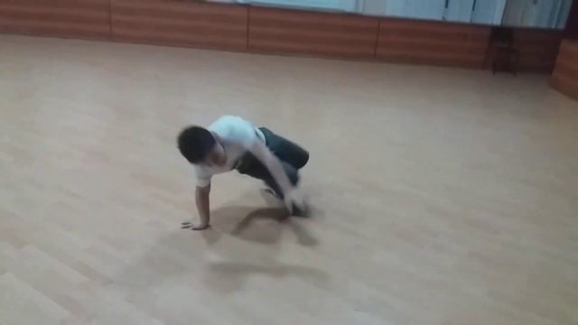 Как мой брат Кенан танцует брейгданс? смотреть онлайн