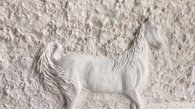 Барельєф Конячки