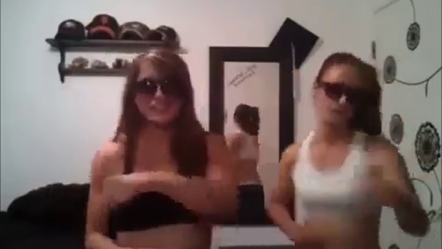 Красивые девушки показывают свои фокусы