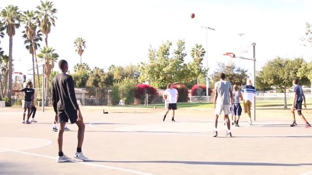 Old Man Can Dunk?! смотреть онлайн