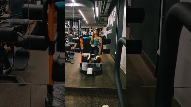 Сажусь на шпагат на тренажере. смотреть онлайн