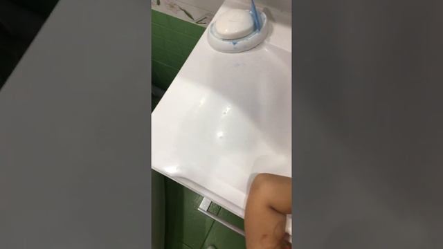 Ульяна моет руки, вместе с папой смотреть онлайн