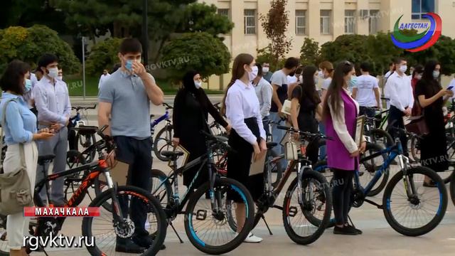 Сегодня на центральной площади Махачкалы чествовали волонтеров-медиков смотреть онлайн