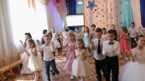 Вход на выпускной утренник "Подари улыбку миру"