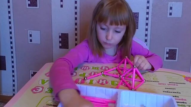 Боженка построила Домик из Магнитных Палочек. Очень красивый ДОМИК