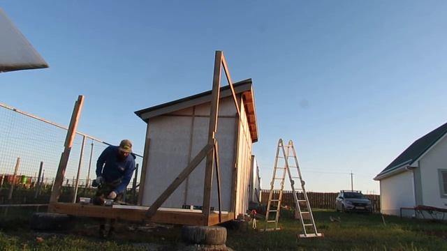 Строим сарай-козлятник-козовник своими руками. Сборка стен. смотреть онлайн
