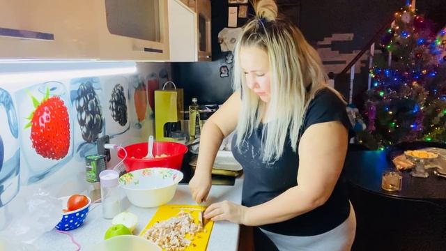 Салат с ананасом и курицей? все спать ушли… праздник? смотреть онлайн