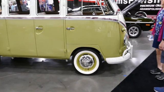 1960 Volkswagen 23-Window Custom Microbus Walkaround Exterior Tour Barrett-Jackson Las Vegas 2023 смотреть онлайн