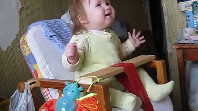 Доча зажигает (танцы на стуле) смотреть онлайн
