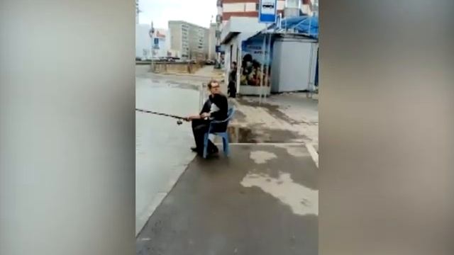 В Красноярске на ул. Новосибирской мужчина рыбачил в луже смотреть онлайн