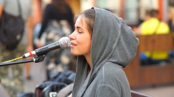 ДЕВУШКА ПОЕТ ПОД ГИТАРУ НА АРБАТЕ ► На небі - Океан Ельзи COVER