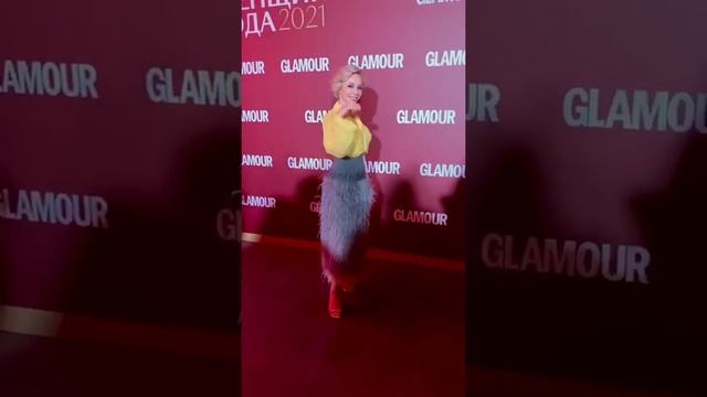 Марина Зудина пришла на премию Glamour в "волосатой" юбке смотреть онлайн
