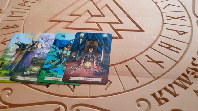 Гадание онлайн Таро- почему ко мне так относится загадочный человек? смотреть онлайн