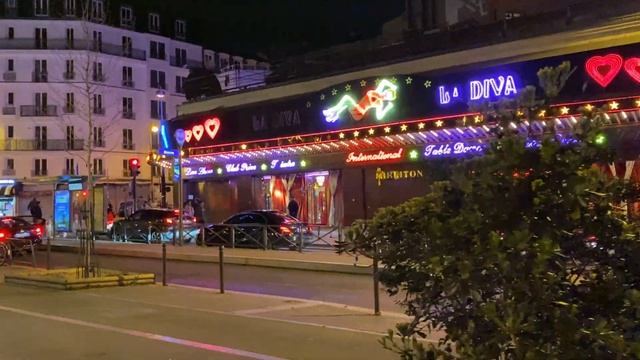 Прогулка в районе Мулен Руж. Париж, Франция/Walk around the Moulin Rouge. Paris, France смотреть онлайн